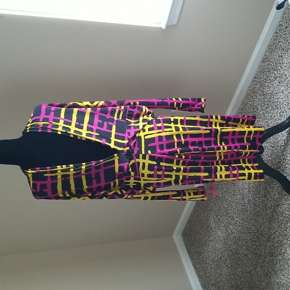 Gorgeous Multicolored Fitted Dress w/V Back. - Picture 2 of 7